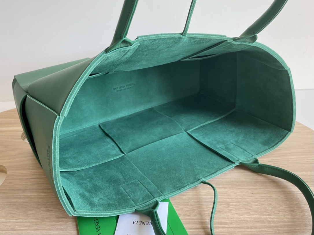 Medium Arco Intreccio Leather Tote Bag Dark Green